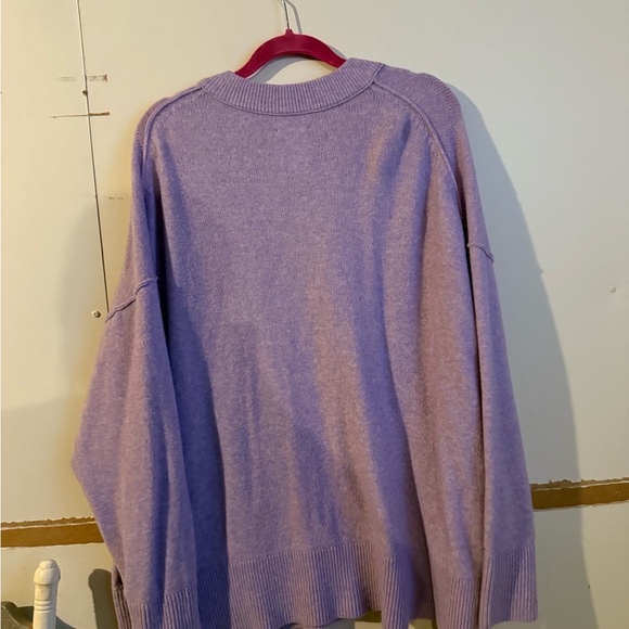 Aerie Women's Soft Purple V-Neck Sweater - Picture 4 of 6